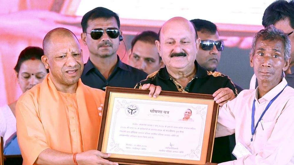 सीएम योगी ने लाभार्थियों को सौंपे प्रमाणपत्र, विभिन्न योजनाओं की सहायता राशि भी की वितरित