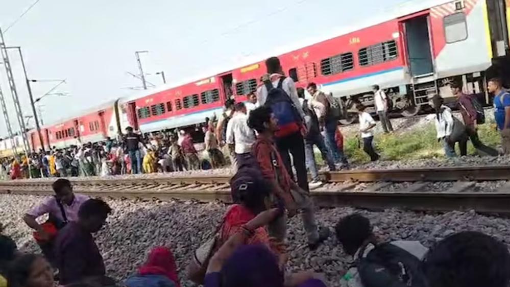 खजुराहो-उदयपुर इंटरसिटी में मची भगदड़, मोबाइल ब्लास्ट की अफवाह के बीच 4 लोगों ने गंवाई जान
