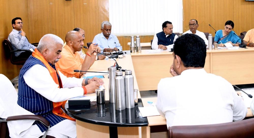 मुख्यमंत्री योगी आदित्यनाथ ने कानपुर मंडल में की लोकनिर्माण विभाग की समीक्षा