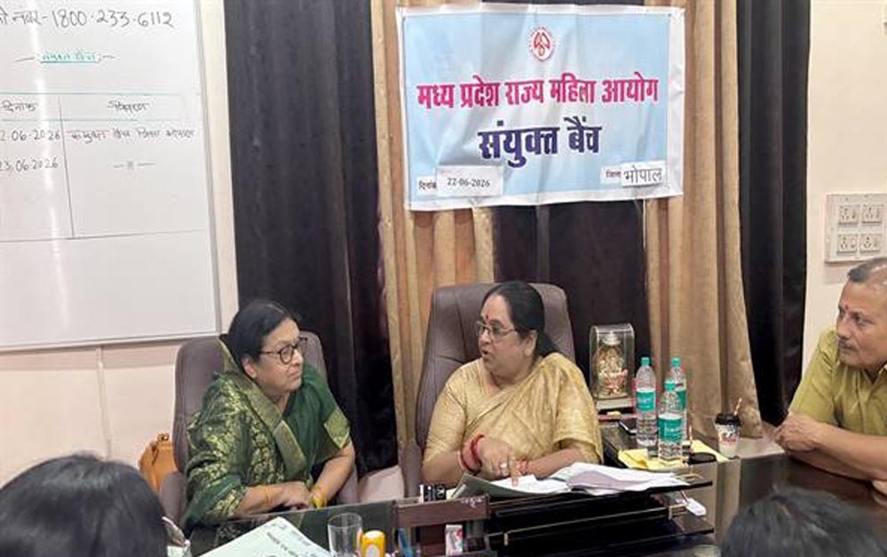 महिला आयोग की जनसुनवाई में AI के दुरुपयोग के गंभीर मामले उजागर, बढ़ी चिंता महिला आयोग की जनसुनवाई में AI के दुरुपयोग के गंभीर मामले उजागर, बढ़ी चिंता