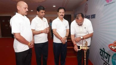 राजस्थान विधानसभा अध्यक्ष वासुदेव देवनानी के नेतृत्व में योग दिवस के उपलक्ष्य में अधिकारी हुए शामिल