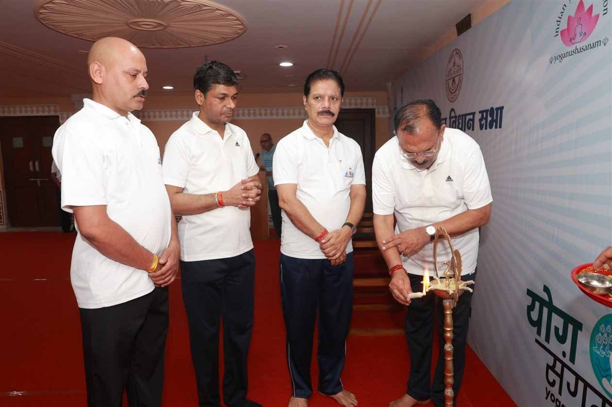 राजस्थान विधानसभा अध्यक्ष वासुदेव देवनानी के नेतृत्व में योग दिवस के उपलक्ष्य में अधिकारी हुए शामिल