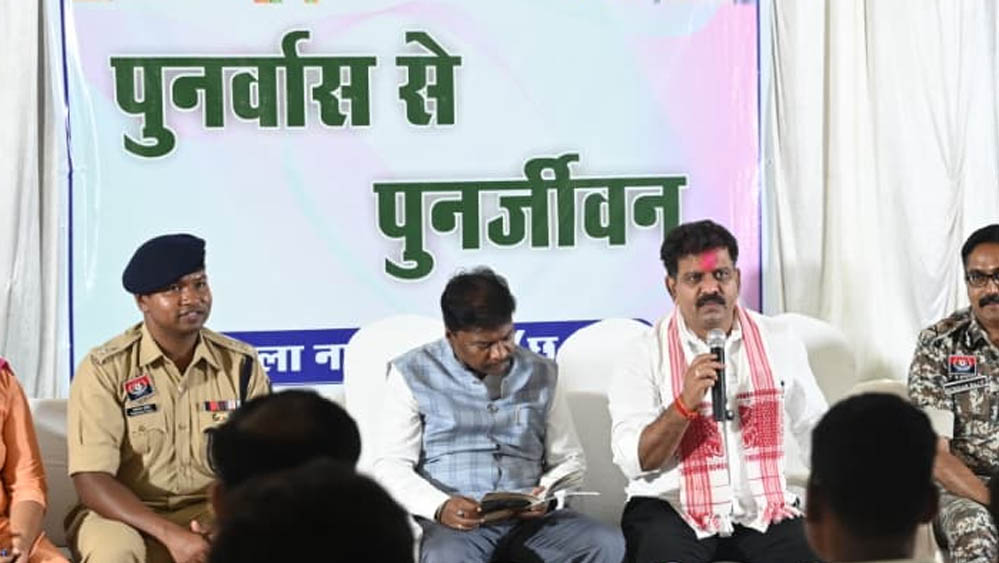 पुनर्वासित युवाओं से मिले उपमुख्यमंत्री विजय शर्मा और वन मंत्री केदार कश्यप, जाना हाल-चाल