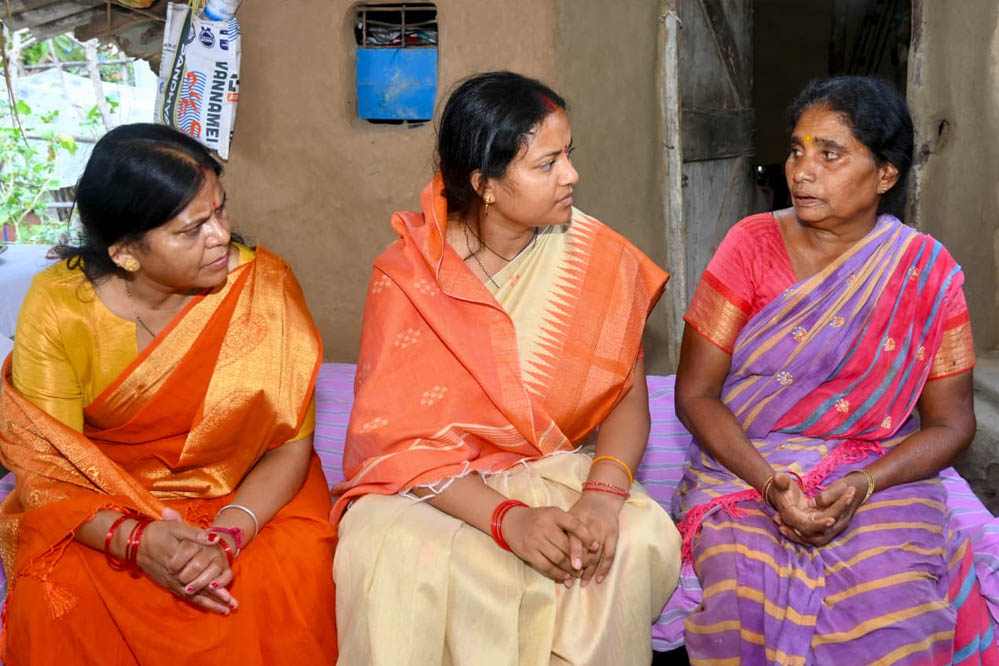 शहीद ASI रामू राम नाग को मंत्री लक्ष्मी राजवाड़े ने दी श्रद्धांजलि, परिजनों से मिलकर बंधाया ढांढस