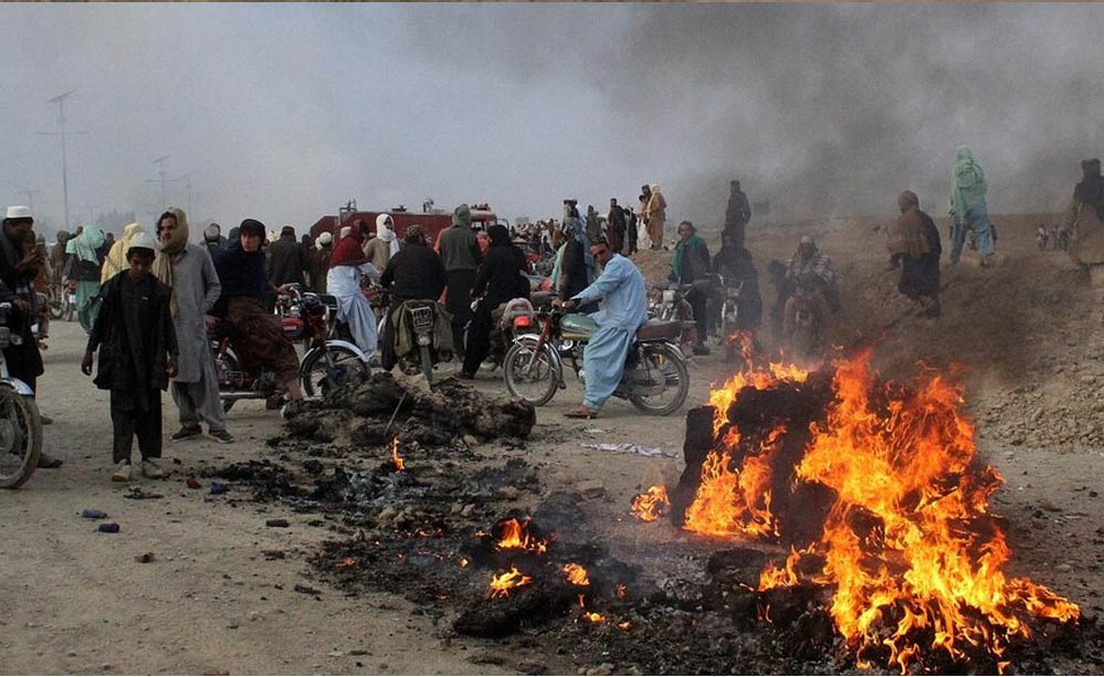 Pakistan-Afghanistan Tension: रात के हमले में 35 की मौत, सीमा पर बढ़ा तनाव, महीनेभर में चौथी बड़ी कार्रवाई Pakistan-Afghanistan Tension: रात के हमले में 35 की मौत, सीमा पर बढ़ा तनाव, महीनेभर में चौथी बड़ी कार्रवाई