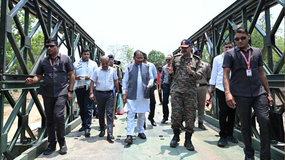 मुख्यमंत्री विष्णु देव साय ने किया निरीक्षण, कहा - दूरस्थ क्षेत्रों तक विकास पहुंचाना हमारी सर्वोच्च प्राथमिकता