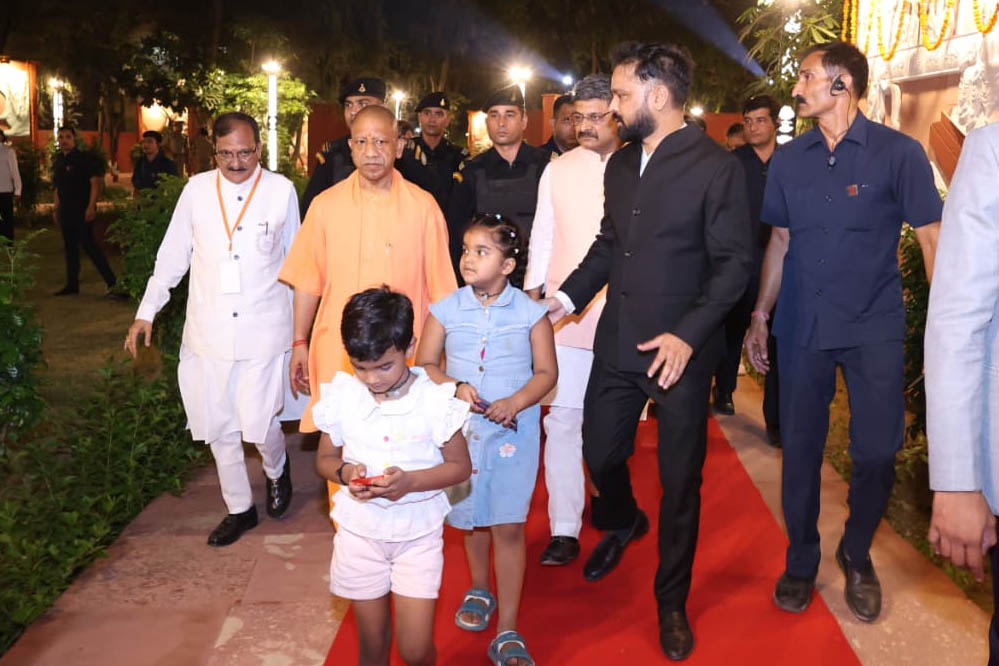 मुरादाबाद में CM योगी का अनोखा अंदाज, दो अनजान बच्चियों के हाथों कराया 'श्री राम वाटिका' का लोकार्पण