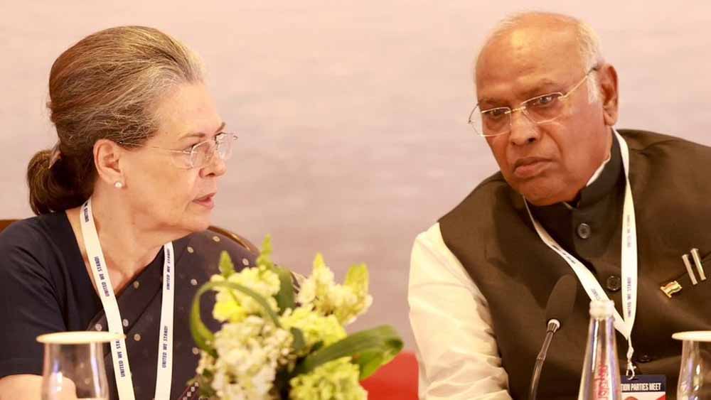 कांग्रेस पर CPI(M) का हमला, विपक्षी गठबंधन में बढ़ा तनाव कांग्रेस पर CPI(M) का हमला, विपक्षी गठबंधन में बढ़ा तनाव