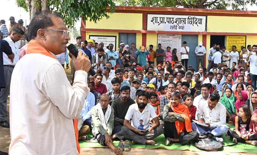 आम की छांव में सजी मुख्यमंत्री की चौपाल, खाट पर बैठकर सुनीं ग्रामीणों की समस्याएं; मौके पर दिए समाधान