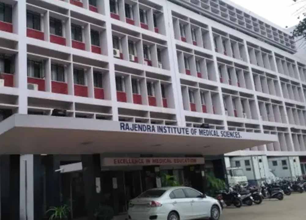 रिम्स का औचक निरीक्षण, वित्त मंत्री और स्वास्थ्य सचिव ने व्यवस्था सुधारने के दिए निर्देश