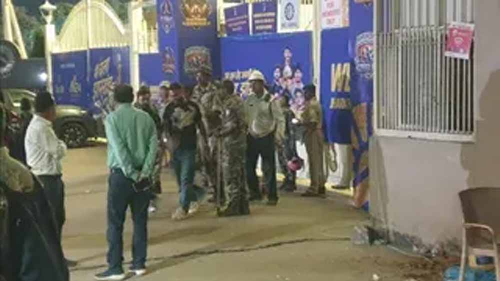 JSCA स्टेडियम में अव्यवस्था बनी हादसे की वजह, 4 में से सिर्फ एक गेट खुलने से भगदड़ JSCA स्टेडियम में अव्यवस्था बनी हादसे की वजह, 4 में से सिर्फ एक गेट खुलने से भगदड़