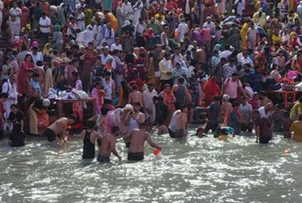 आर्द्रा स्नान पर बक्सर के घाटों पर जुटे 20 हजार श्रद्धालु, गंगा स्नान के लिए उमड़ी भीड़