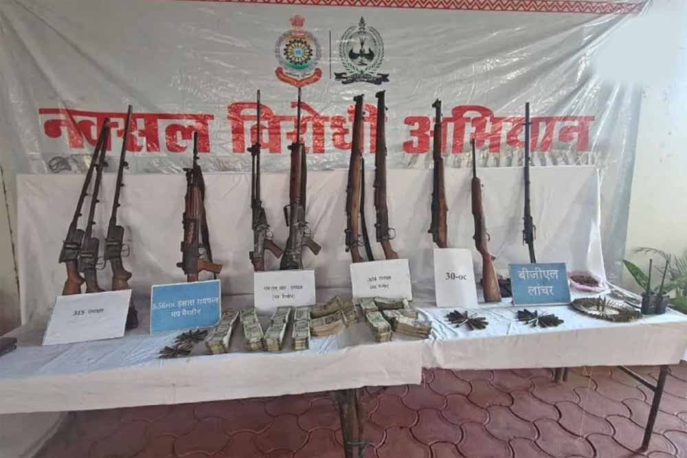 नारायणपुर में सुरक्षाबलों की बड़ी सफलता, हथियारों का डंप और 24 लाख कैश जब्त