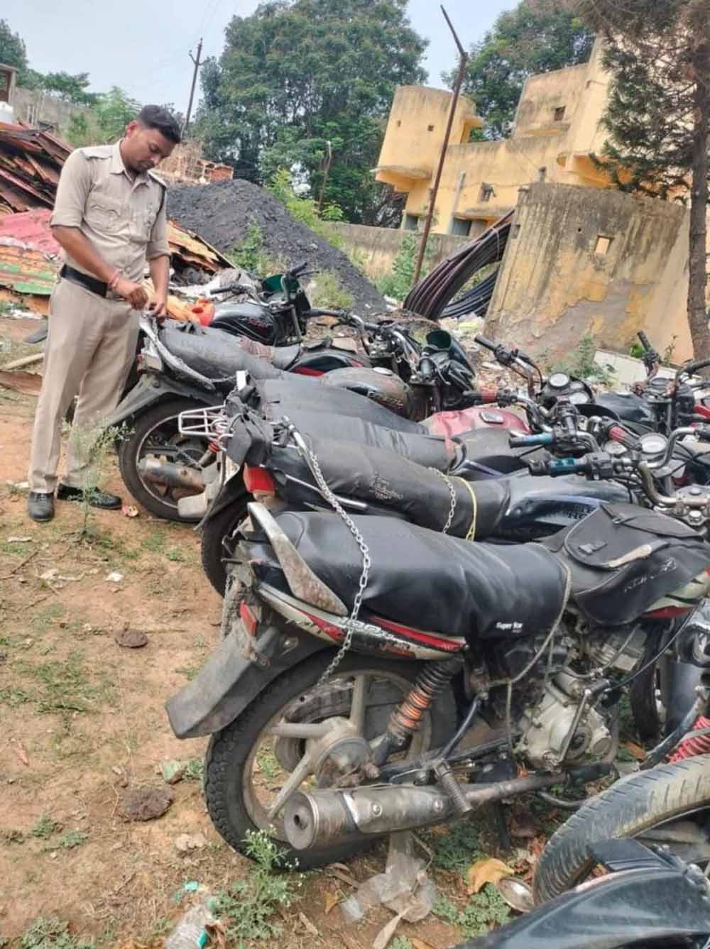 खनिज विभाग की ताबड़तोड़ कार्रवाई, अवैध कोयला और रेत परिवहन में लगे 8 वाहन पकड़े गए