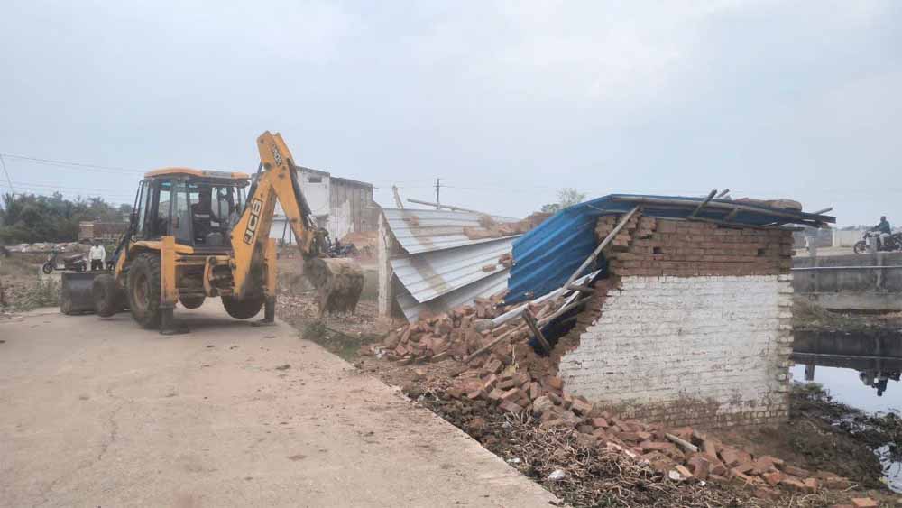 अवैध मकानों को खाली करने के नोटिस पर धमतरी में बवाल, ग्रामीणों ने राजस्व अमले का किया घेराव