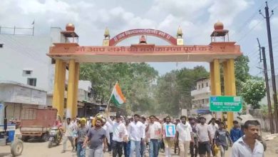 52 गांवों की समस्याओं को लेकर आदिवासियों और कांग्रेस का प्रदर्शन, कलेक्ट्रेट पहुंचे सैकड़ों लोग