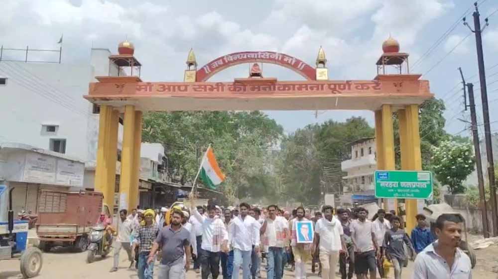 52 गांवों की समस्याओं को लेकर आदिवासियों और कांग्रेस का प्रदर्शन, कलेक्ट्रेट पहुंचे सैकड़ों लोग 52 गांवों की समस्याओं को लेकर आदिवासियों और कांग्रेस का प्रदर्शन, कलेक्ट्रेट पहुंचे सैकड़ों लोग