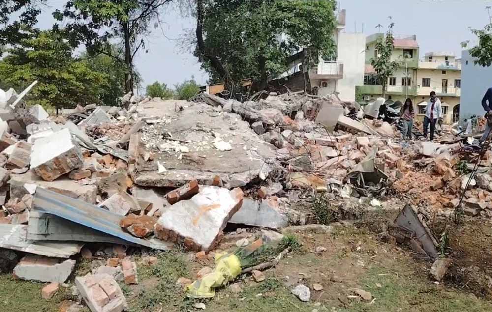अवैध निर्माण पर सख्त एक्शन, कोर्ट के निर्देश के बाद मदरसे को ध्वस्त किया गया अवैध निर्माण पर सख्त एक्शन, कोर्ट के निर्देश के बाद मदरसे को ध्वस्त किया गया