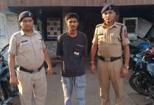 स्टंटबाज की दबंगई! पुलिस वाहन में बनाई रील, लिखा- ‘आज जेल, कल बेल...’