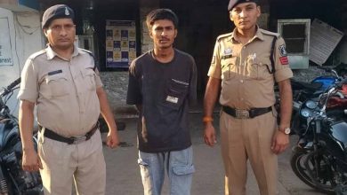स्टंटबाज की दबंगई! पुलिस वाहन में बनाई रील, लिखा- ‘आज जेल, कल बेल...’