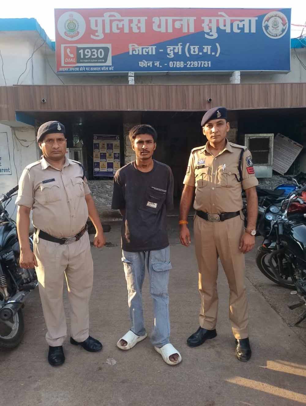 स्टंटबाज की दबंगई! पुलिस वाहन में बनाई रील, लिखा- ‘आज जेल, कल बेल...’
