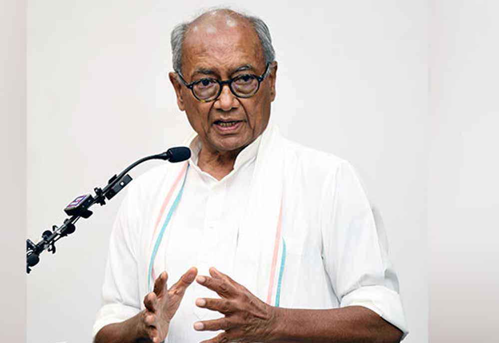 सुप्रीम कोर्ट पर टिप्पणी से घिरे दिग्विजय सिंह, इंदौर महापौर ने की कानूनी कार्रवाई की मांग