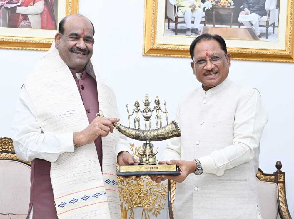 मुख्यमंत्री विष्णुदेव साय ने शॉल, स्मृति-चिन्ह एवं बस्तर दशहरा पर आधारित कॉफी टेबल बुक भेंट कर किया स्वागत