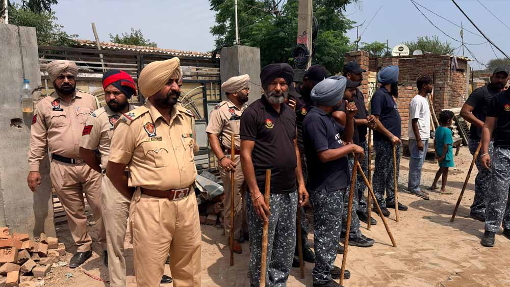 पंजाब में नशे के खिलाफ सख्ती, बठिंडा में तस्कर की अवैध संपत्ति ध्वस्त पंजाब में नशे के खिलाफ सख्ती, बठिंडा में तस्कर की अवैध संपत्ति ध्वस्त