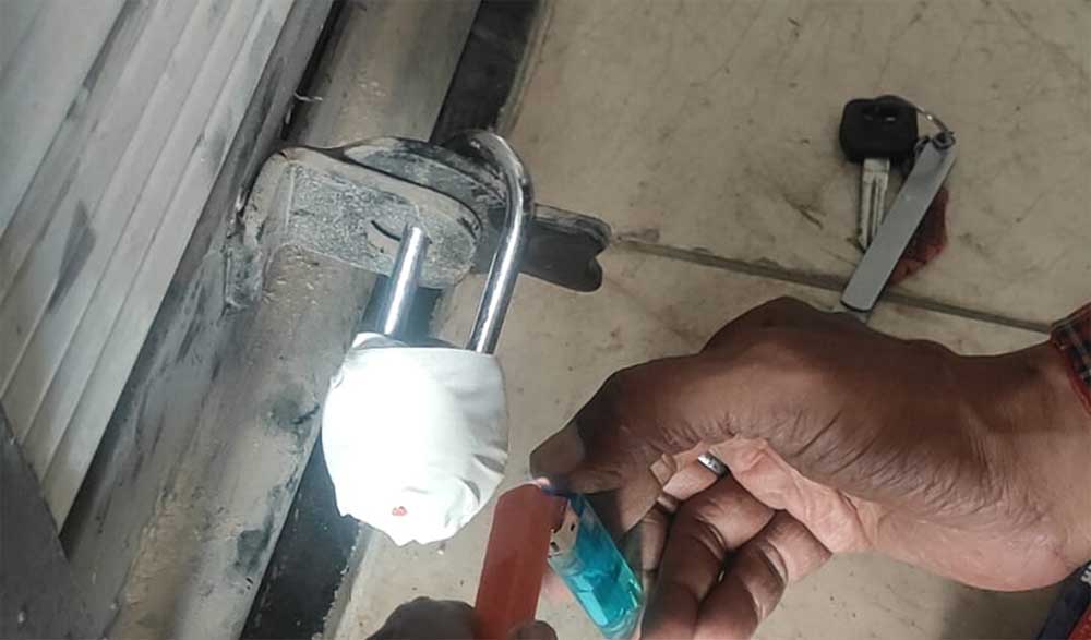 बड़ी प्रशासनिक कार्रवाई: हर्षवर्धन दीक्षित की संपत्तियों पर चला राजस्व विभाग का डंडा, दुकानें कुर्क