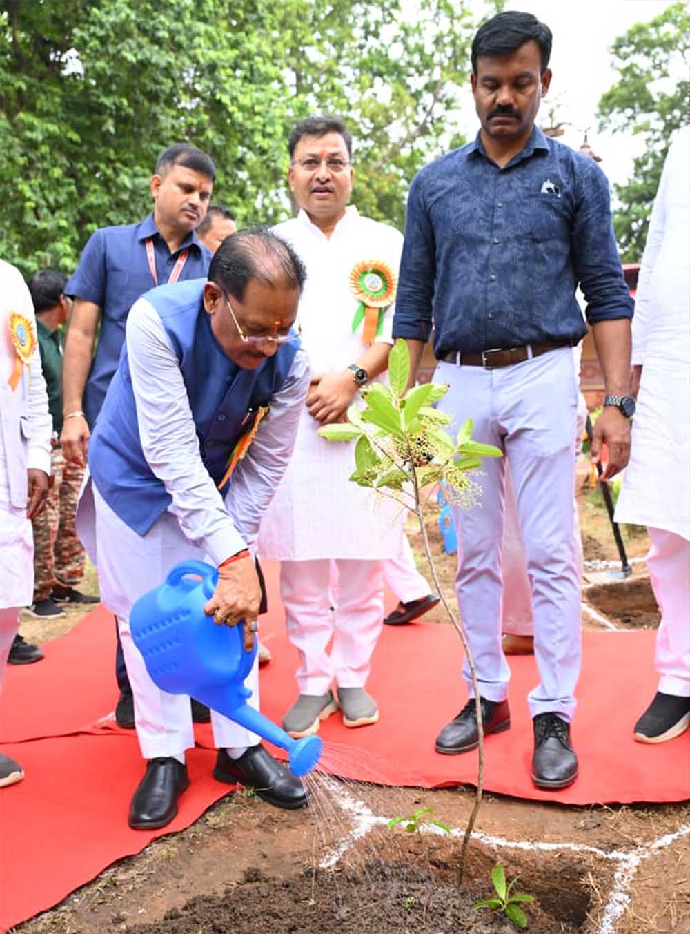 फॉरेस्ट रेस्ट हाउस "राम वाटिका" में स्थापित भगवान राम की प्रतिमा को नमन कर प्राप्त किया आशीर्वाद