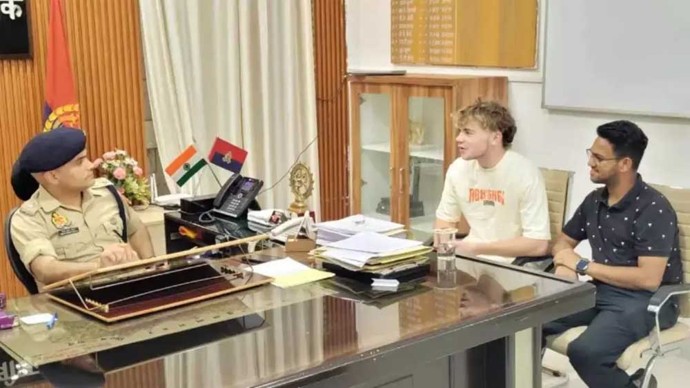 अहमदाबाद में हुए आईपीएल के फाइनल में चोरी हो गया था जेक जैकिंग्स का मोबाइल, अलीगढ़ पुलिस ने बरामद कर लौटाया अहमदाबाद में हुए आईपीएल के फाइनल में चोरी हो गया था जेक जैकिंग्स का मोबाइल, अलीगढ़ पुलिस ने बरामद कर लौटाया
