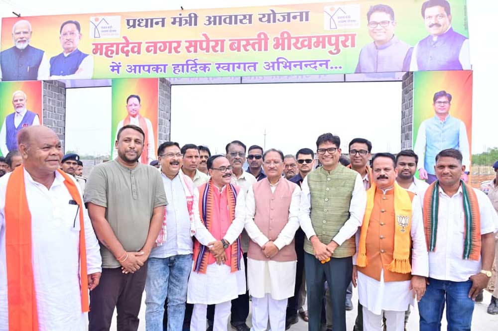 मुख्यमंत्री विष्णु देव साय ने भीखमपुरा में निर्माणाधीन पीएम आवासों का किया निरीक्षण मुख्यमंत्री विष्णु देव साय ने भीखमपुरा में निर्माणाधीन पीएम आवासों का किया निरीक्षण