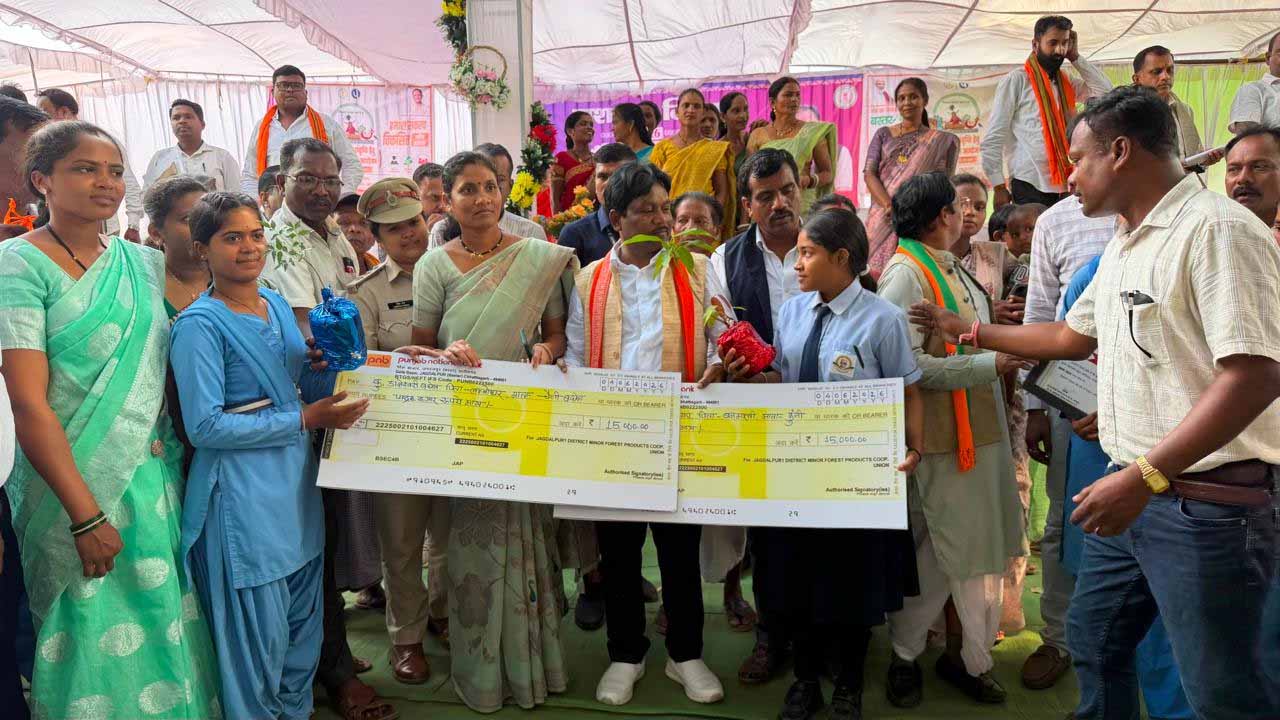 बस्तर की बेटियों की बड़ी उड़ान, रुद्राणी और डालेश्वरी बनीं अंचल की नई पहचान बस्तर की बेटियों की बड़ी उड़ान, रुद्राणी और डालेश्वरी बनीं अंचल की नई पहचान