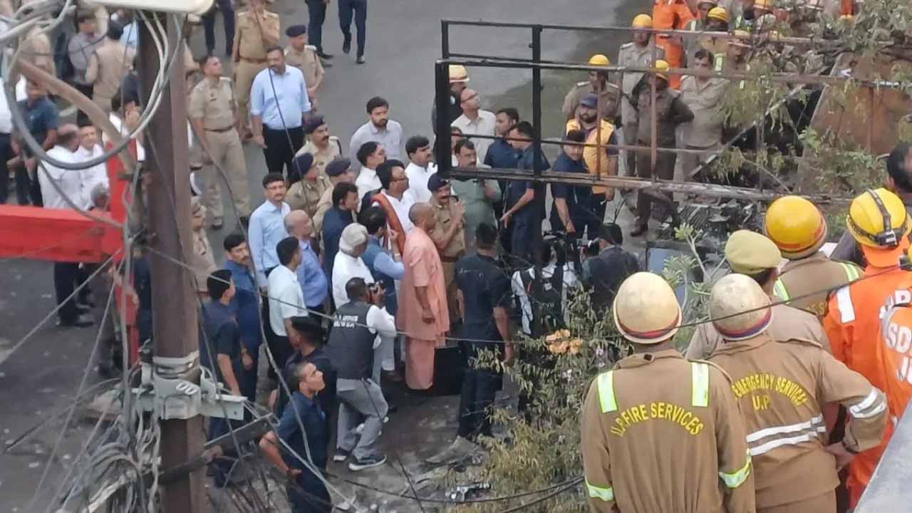 लखनऊ आग हादसे से नाराज CM योगी, अधिकारियों को लगाई फटकार; जिम्मेदारों पर गिर सकती है गाज लखनऊ आग हादसे से नाराज CM योगी, अधिकारियों को लगाई फटकार; जिम्मेदारों पर गिर सकती है गाज