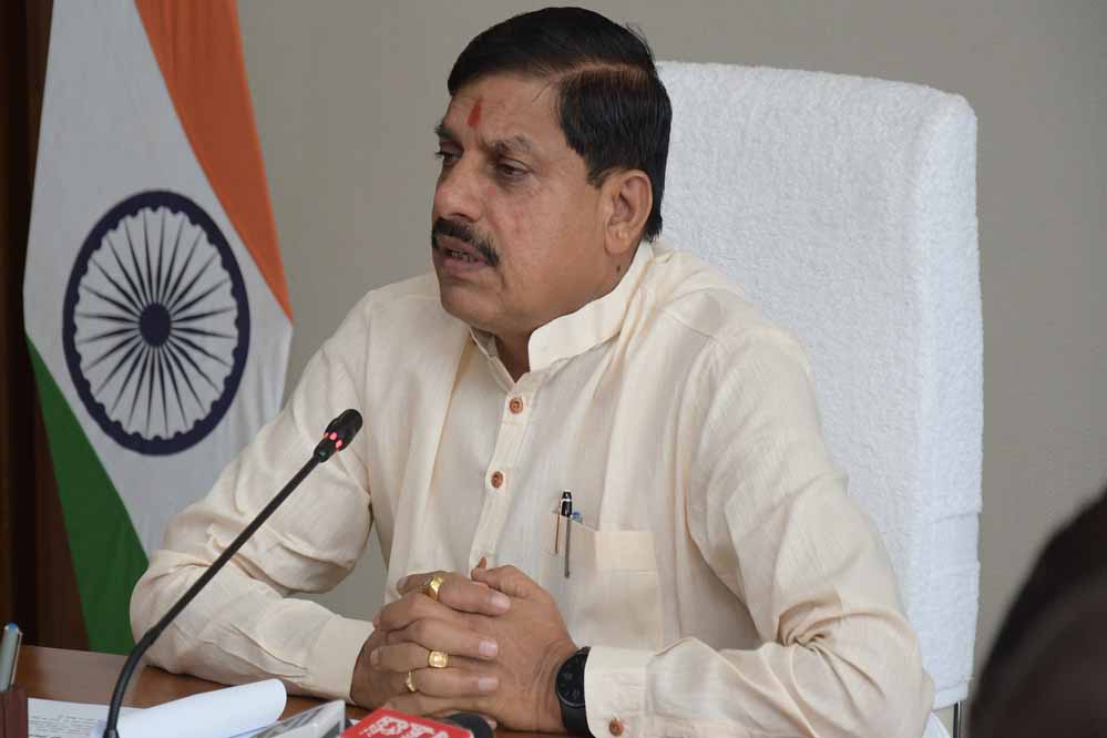 मुख्यमंत्री बोले- नौकरी नहीं छिनेगी, लेकिन अफसर हुआ बर्खास्त; विभाग ने कहा- आदेश नहीं मिला