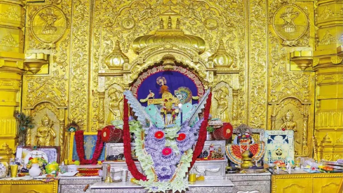 कृष्णधाम सांवलिया सेठ को जयपुर भक्त ने अर्पित की स्वर्ण बांसुरी कृष्णधाम सांवलिया सेठ को जयपुर भक्त ने अर्पित की स्वर्ण बांसुरी