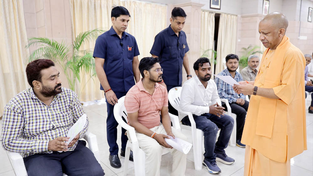 सीएम योगी ने किया 'जनता दर्शन', हर पीड़ित की समस्या सुन समाधान के लिए दिए निर्देश