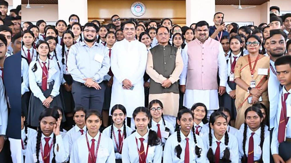 रायपुर विधानसभा में लोकतंत्र से रूबरू हुए छात्र, शकुंतला विद्यालय के विद्यार्थियों ने देखी सदन की कार्यवाही