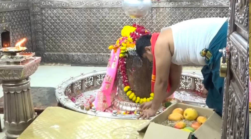 महाकाल के दरबार में अनोखी भेंट! ₹2.5 लाख किलो वाला आम चढ़ाने की 12 साल पुरानी परंपरा कायम महाकाल के दरबार में अनोखी भेंट! ₹2.5 लाख किलो वाला आम चढ़ाने की 12 साल पुरानी परंपरा कायम