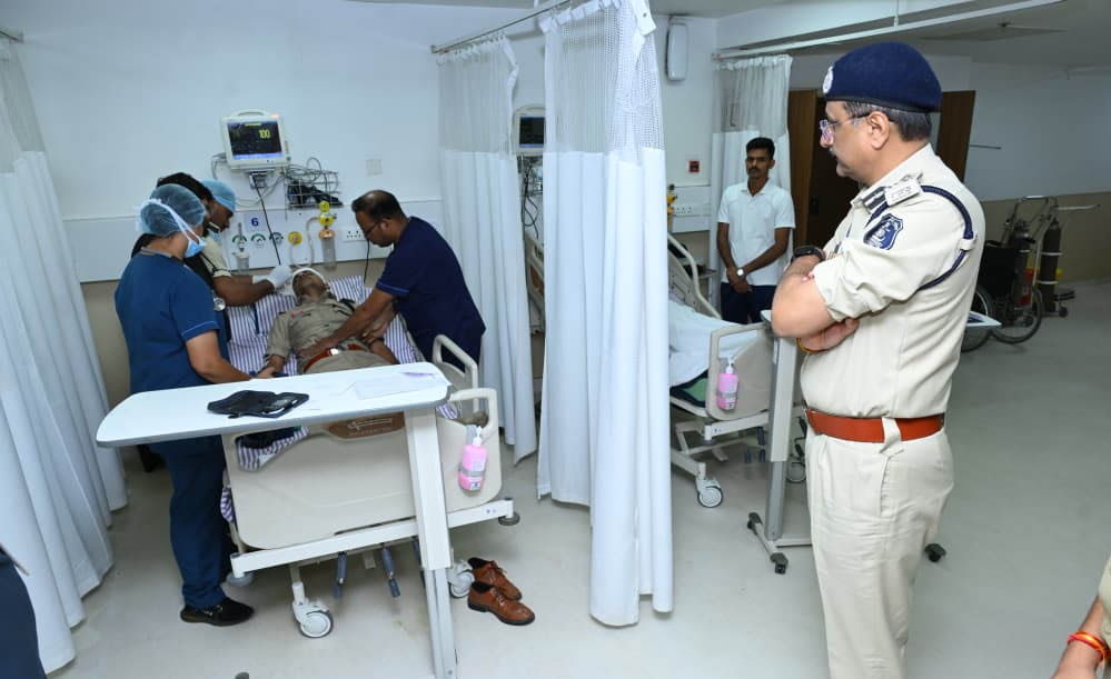 पुलिस कमिश्नर संजीव शुक्ला ने अस्पताल पहुंचकर घायल जवानों का बढ़ाया हौसला