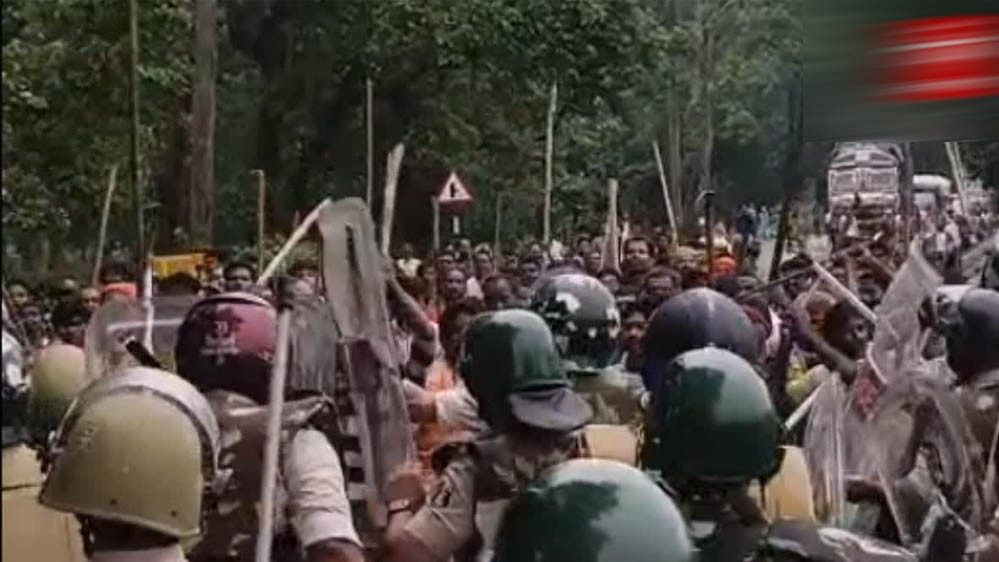 CG Breaking: सूरजपुर में जमीन अधिग्रहण के विरोध में हिंसा, पुलिस पर पथराव, DSP सहित 24+ जवान जख्मी CG Breaking: सूरजपुर में जमीन अधिग्रहण के विरोध में हिंसा, पुलिस पर पथराव, DSP सहित 24+ जवान जख्मी