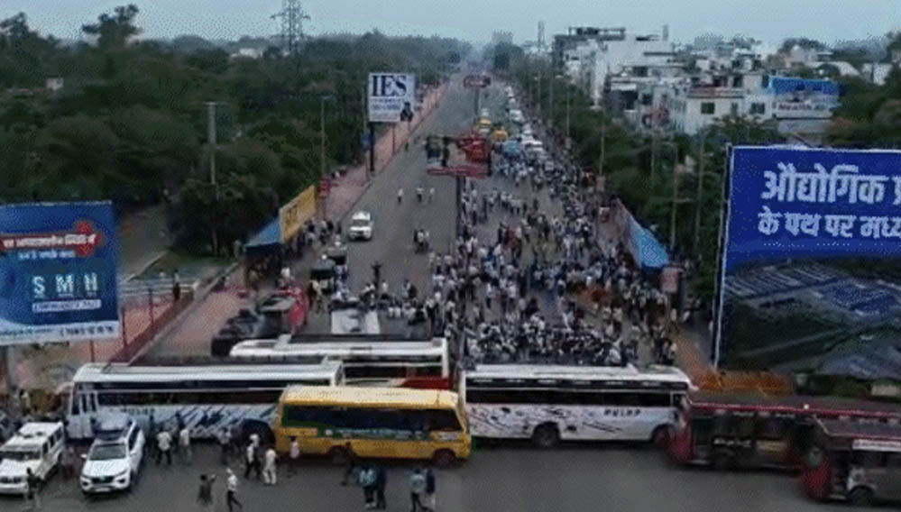 Bhopal Farmer Protest: किसानों ने बैरिकेड तोड़े, बसों पर चढ़कर किया प्रदर्शन; CM मोहन यादव ने गठित की वार्ता समिति Bhopal Farmer Protest: किसानों ने बैरिकेड तोड़े, बसों पर चढ़कर किया प्रदर्शन; CM मोहन यादव ने गठित की वार्ता समिति