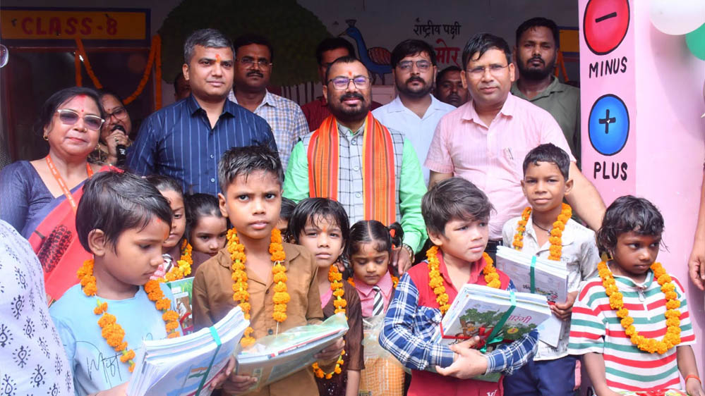 रोली-चंदन का तिलक, पुष्पवर्षा और स्वागत गीतों के साथ बच्चों का किया गया आत्मीय स्वागत