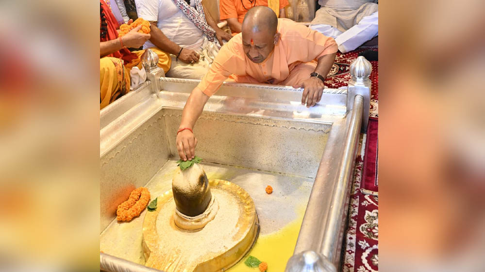 श्रावण मास के प्रथम दिन CM योगी ने किए बाबा विश्वनाथ और काल भैरव के दर्शन, प्रदेशवासियों की सुख-समृद्धि की कामना श्रावण मास के प्रथम दिन CM योगी ने किए बाबा विश्वनाथ और काल भैरव के दर्शन, प्रदेशवासियों की सुख-समृद्धि की कामना