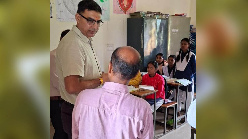 नवागत कलेक्टर रत्नाकर झा ने विद्यालयों एवं छात्रावास का किया निरीक्षण