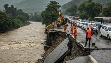 उत्तराखंड में मूसलाधार बारिश से हाहाकार, गंगा उफान पर; बदरीनाथ हाईवे पर लैंडस्लाइड ने रोका रास्ता उत्तराखंड में मूसलाधार बारिश से हाहाकार, गंगा उफान पर; बदरीनाथ हाईवे पर लैंडस्लाइड ने रोका रास्ता