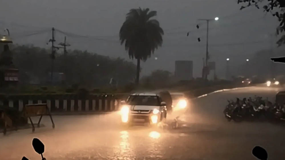 मध्य प्रदेश में बारिश का कहर, 3 मौसमी सिस्टम एक्टिव; बैतूल में भारी बारिश के बीच रेलवे की दीवार गिरी, एक की मौत