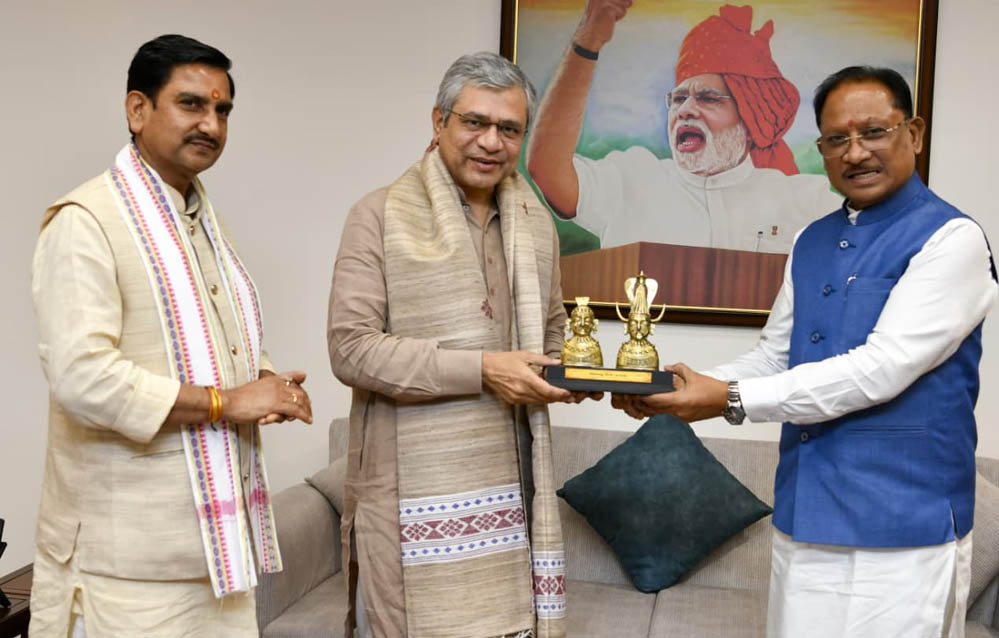 मुख्यमंत्री विष्णुदेव साय ने छत्तीसगढ़ में प्रमुख रेल परियोजनाओं को गति देने रेल मंत्री अश्विनी वैष्णव से की विस्तृत चर्चा