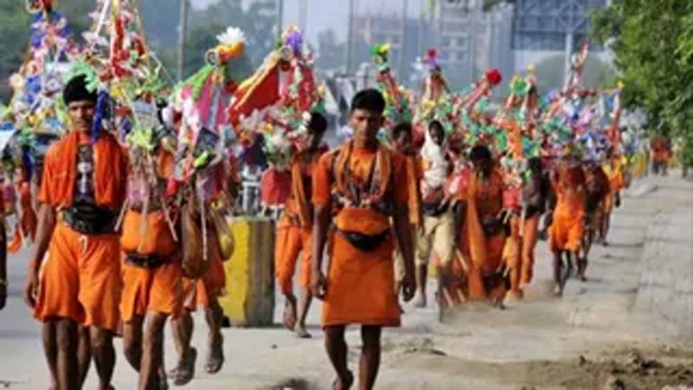 हावड़ा के बांस से बनती है कांवड़, पटना बाजार में सजीं महंगी कांवड़ें हावड़ा के बांस से बनती है कांवड़, पटना बाजार में सजीं महंगी कांवड़ें
