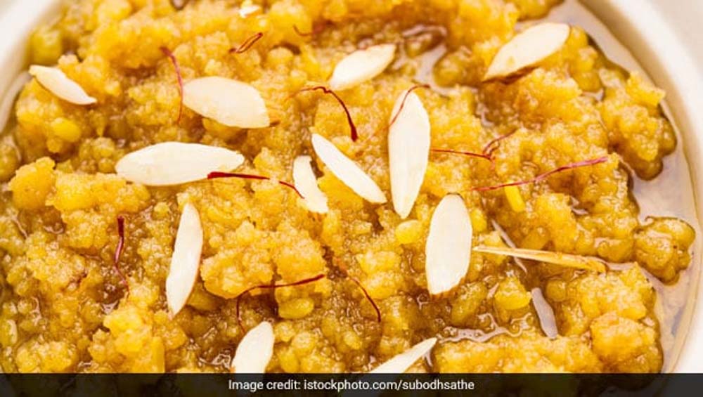 बेसन-सूजी का हलवा बनाएं मिनटों में, मिलेगा देसी स्वाद का मजा